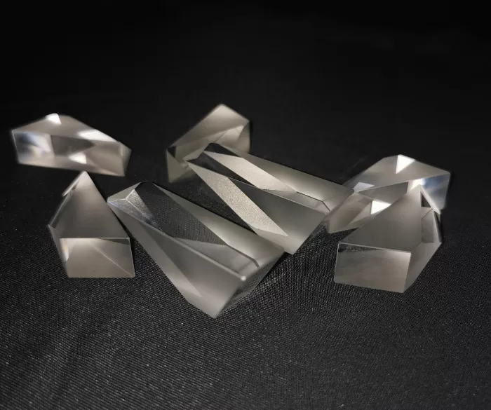 The Principle and Application of Roof Prism The Principle and Application of Roof Prism